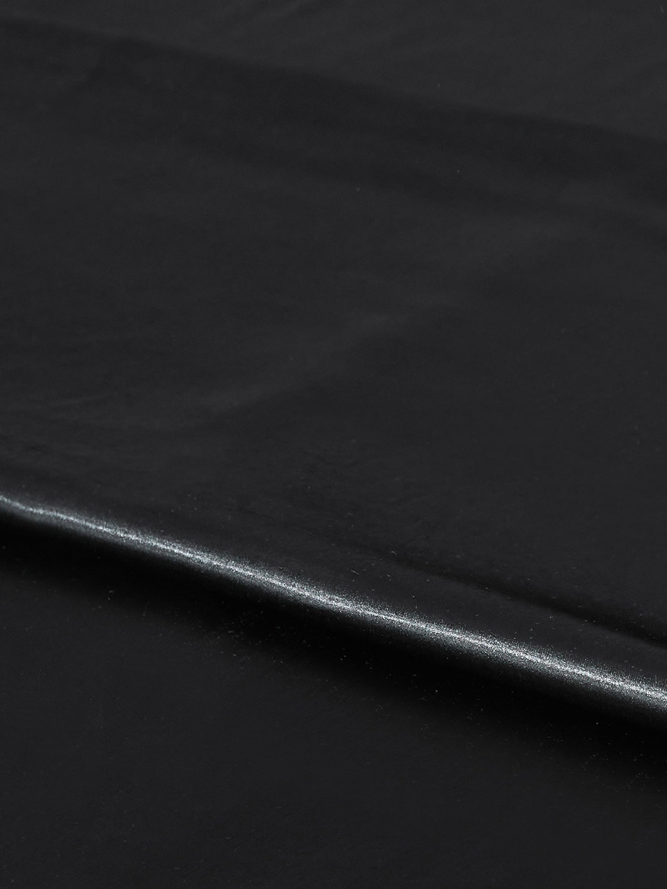 This 4pcs Satin Bed Sheet Set Includes One Fitted Sheet, One Flat Sheet, And Two Pillowcases Without Inserts. The Solid Color Showcases a Simple And Elegant Design That Never Goes Out of Style. Made from Polyester, The Fabric - Bako Bako