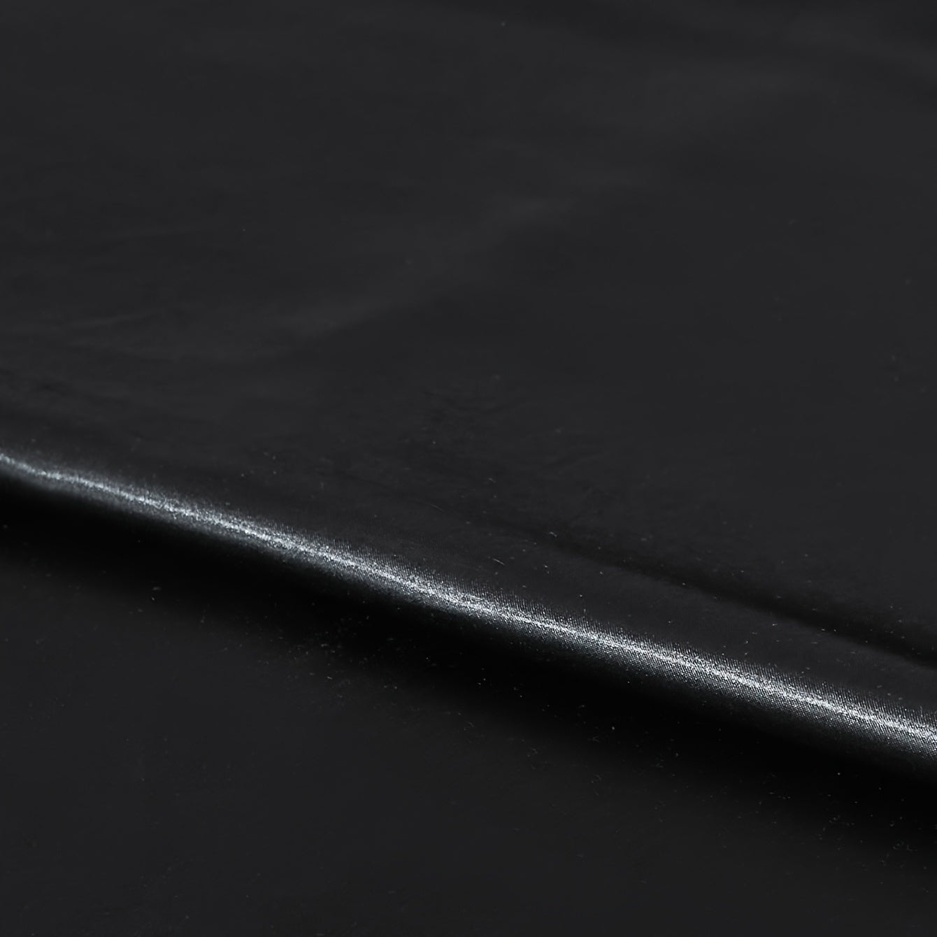 This 4pcs Satin Bed Sheet Set Includes One Fitted Sheet, One Flat Sheet, And Two Pillowcases Without Inserts. The Solid Color Showcases a Simple And Elegant Design That Never Goes Out of Style. Made from Polyester, The Fabric - Bako Bako